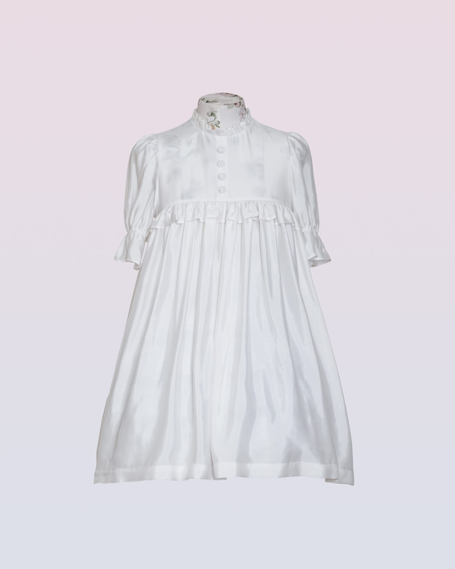 パフィーショートスリーブ付き白いビーガンシルクドレス