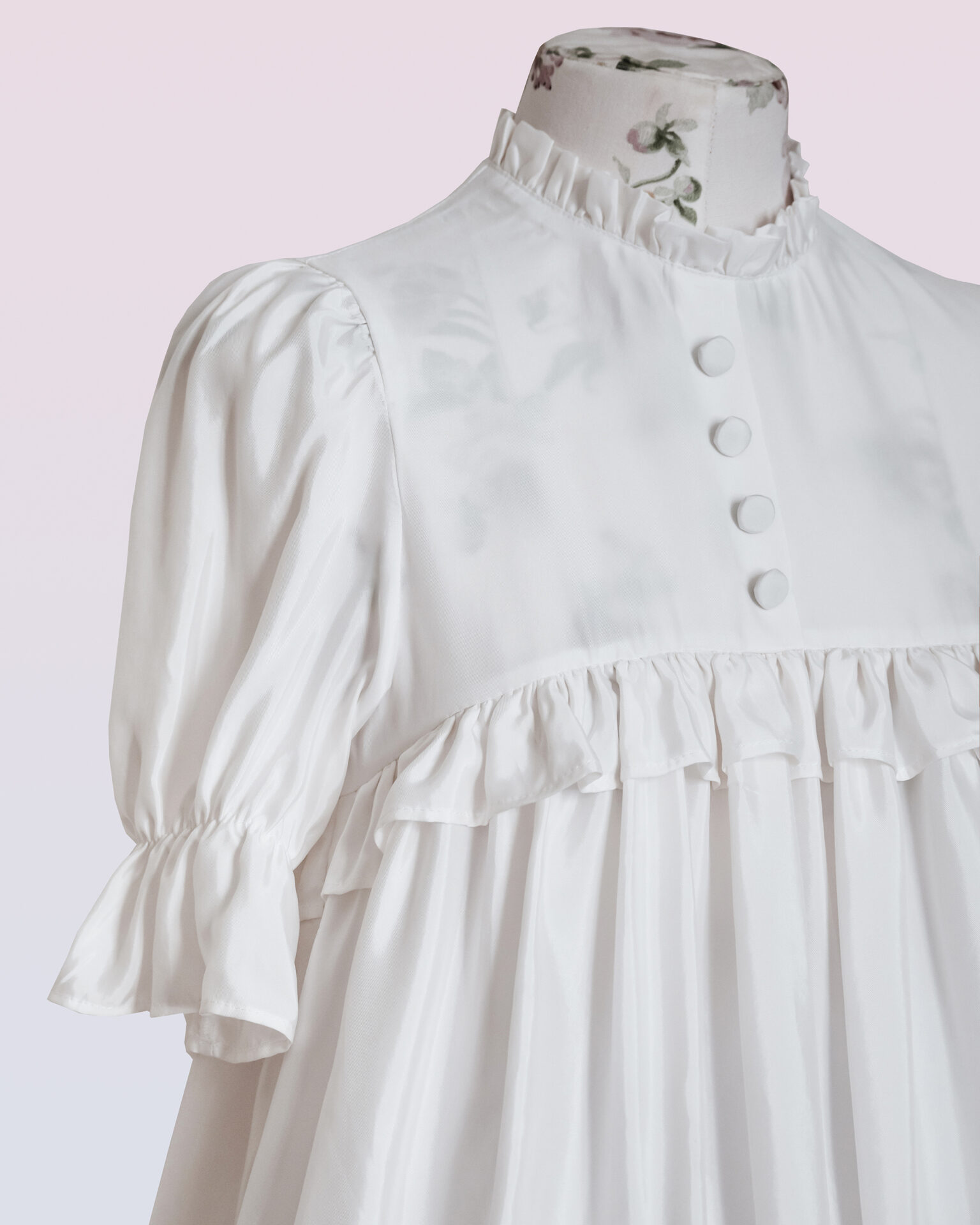 パフィーショートスリーブ付き白いビーガンシルクドレス