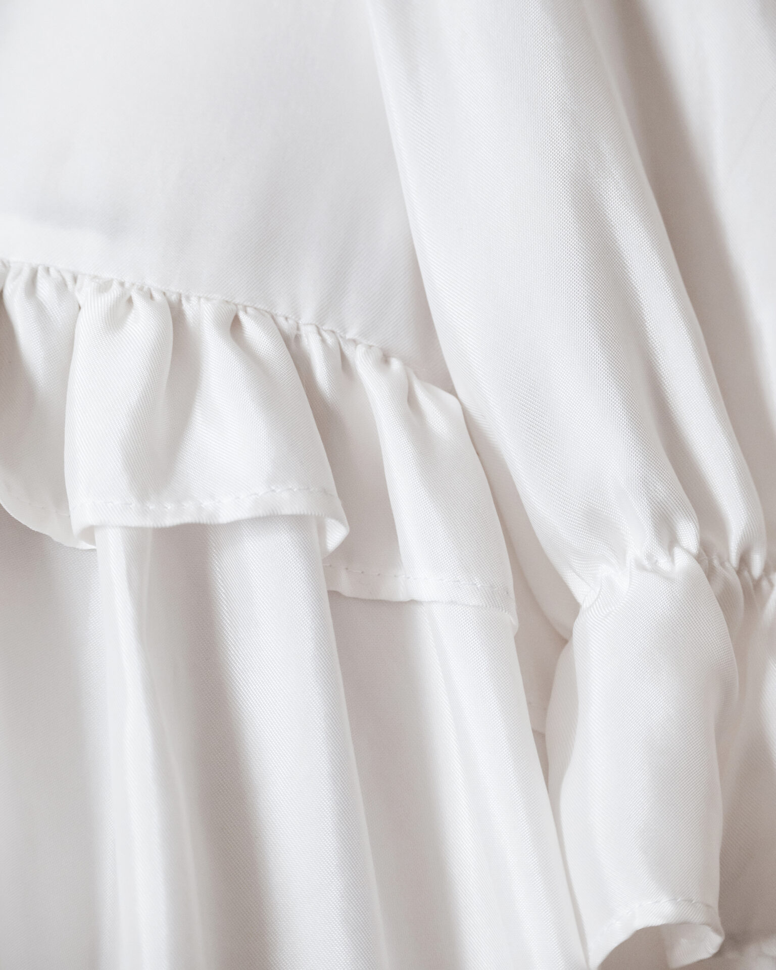 パフィーショートスリーブ付き白いビーガンシルクドレス