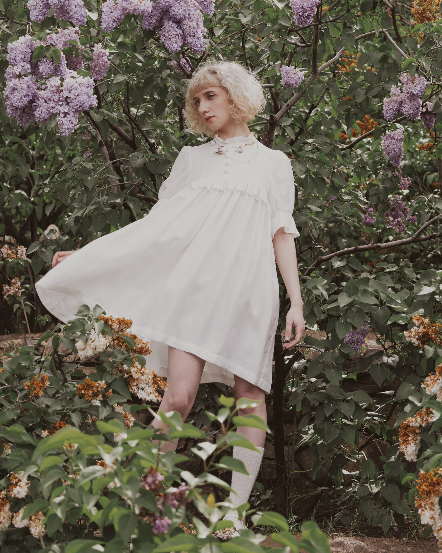 パフィーショートスリーブ付き白いビーガンシルクドレス