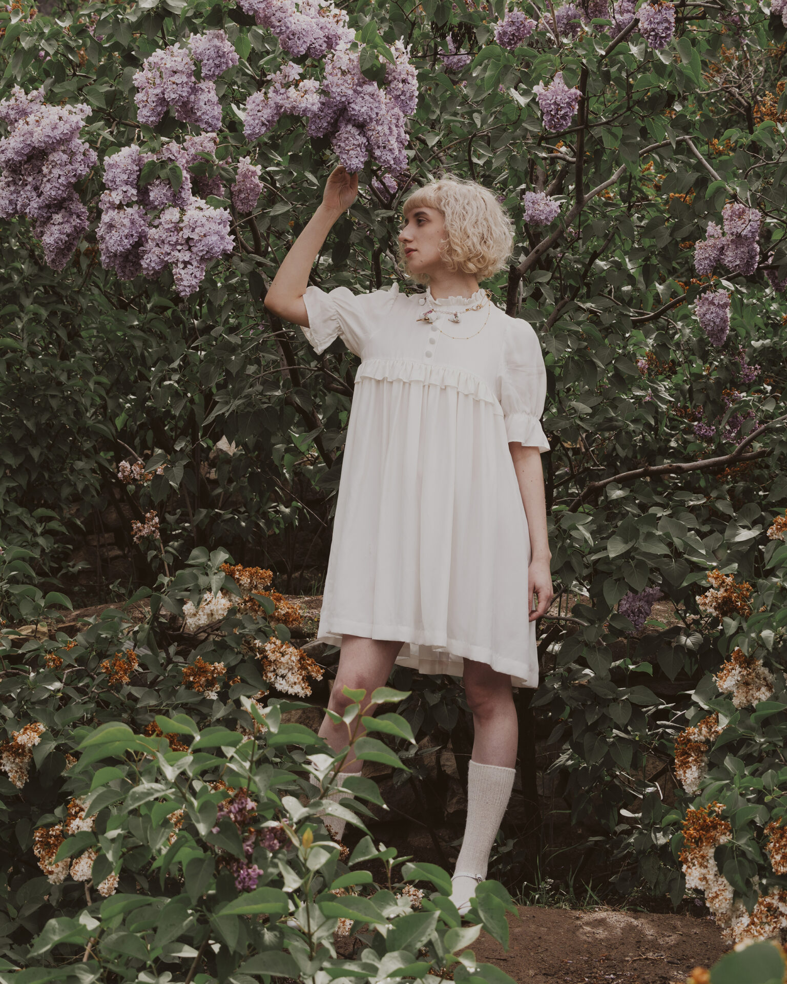 パフィーショートスリーブ付き白いビーガンシルクドレス