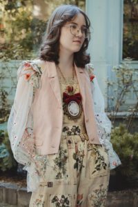 印刷された花のコテージコアリネン全体