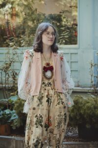 印刷された花のコテージコアリネン全体