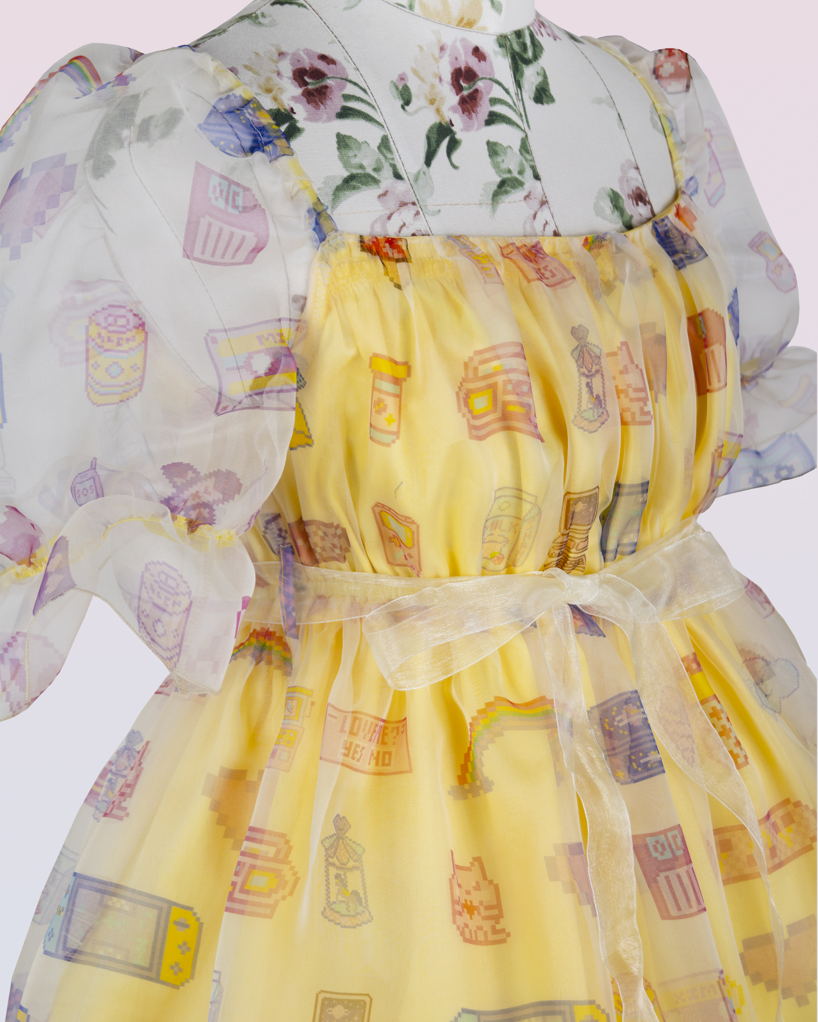 レトロなゲームのピクセル印刷物が付いている絹のオルガンザの服