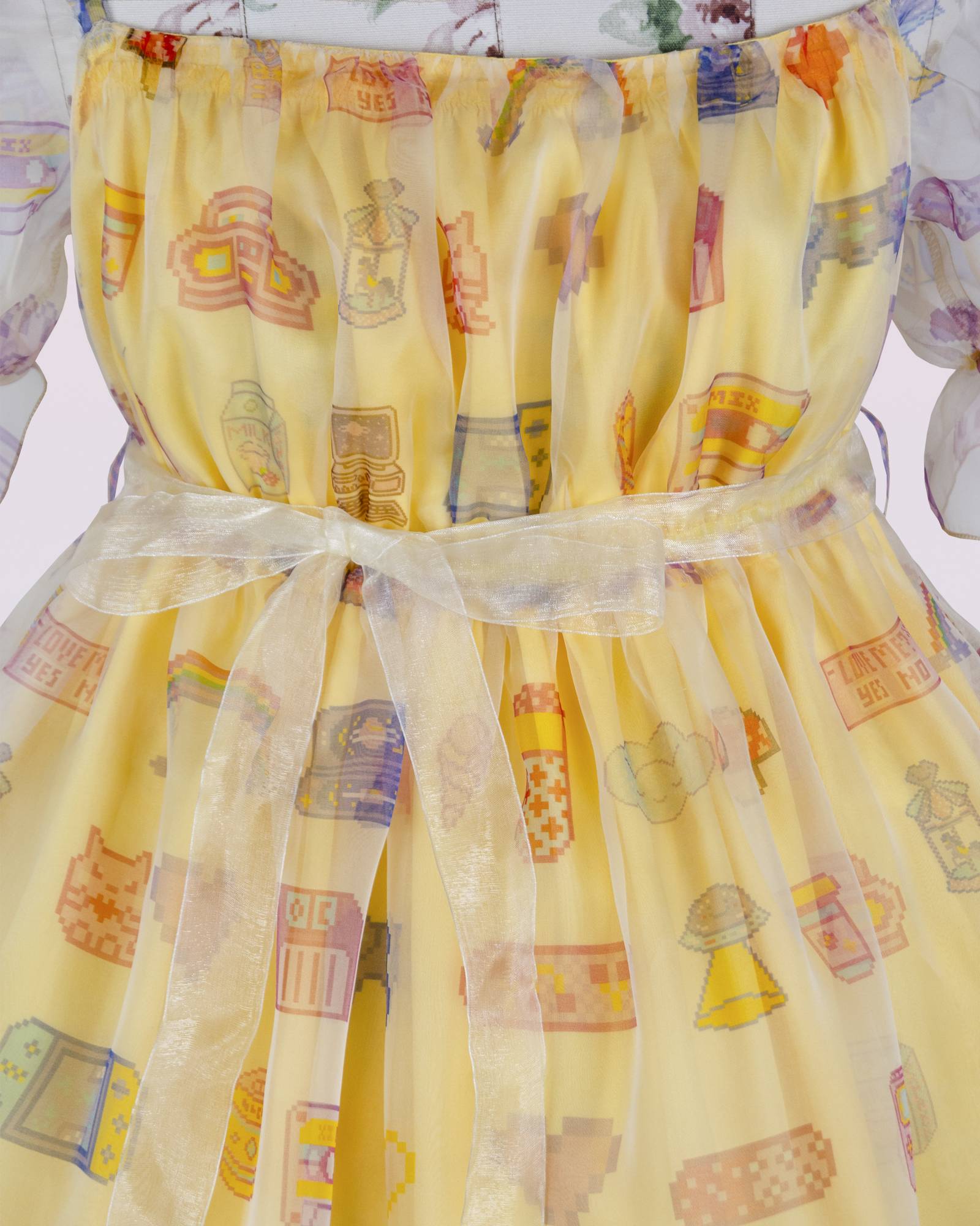 レトロなゲームのピクセル印刷物が付いている絹のオルガンザの服