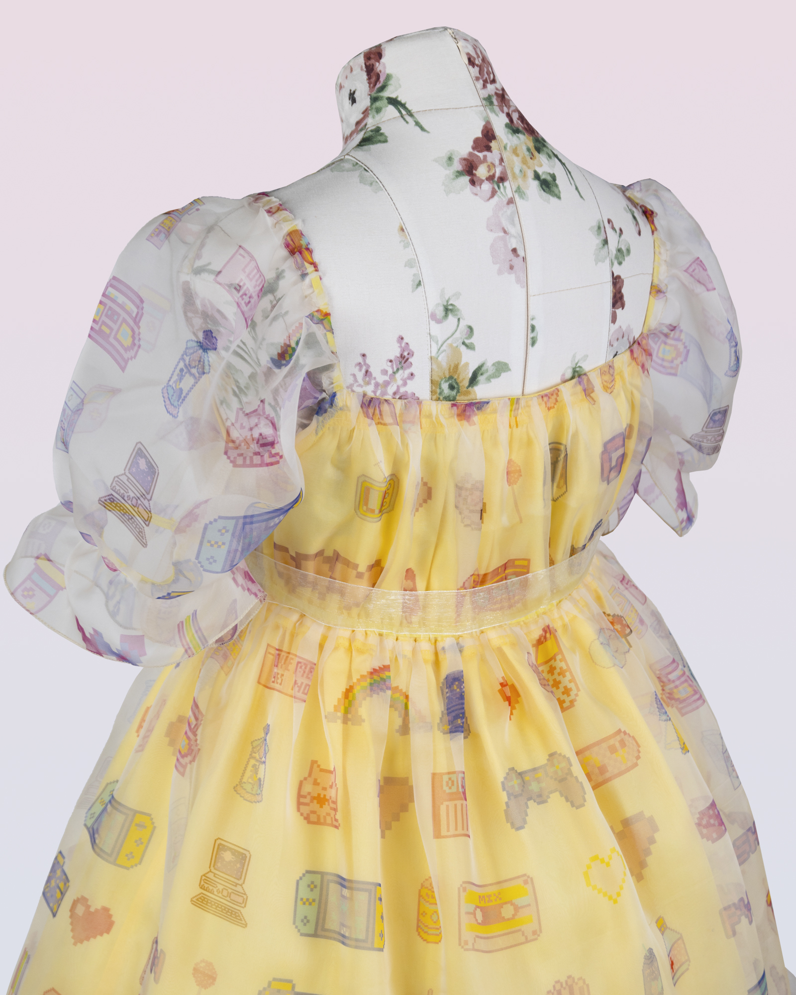 レトロなゲームのピクセル印刷物が付いている絹のオルガンザの服