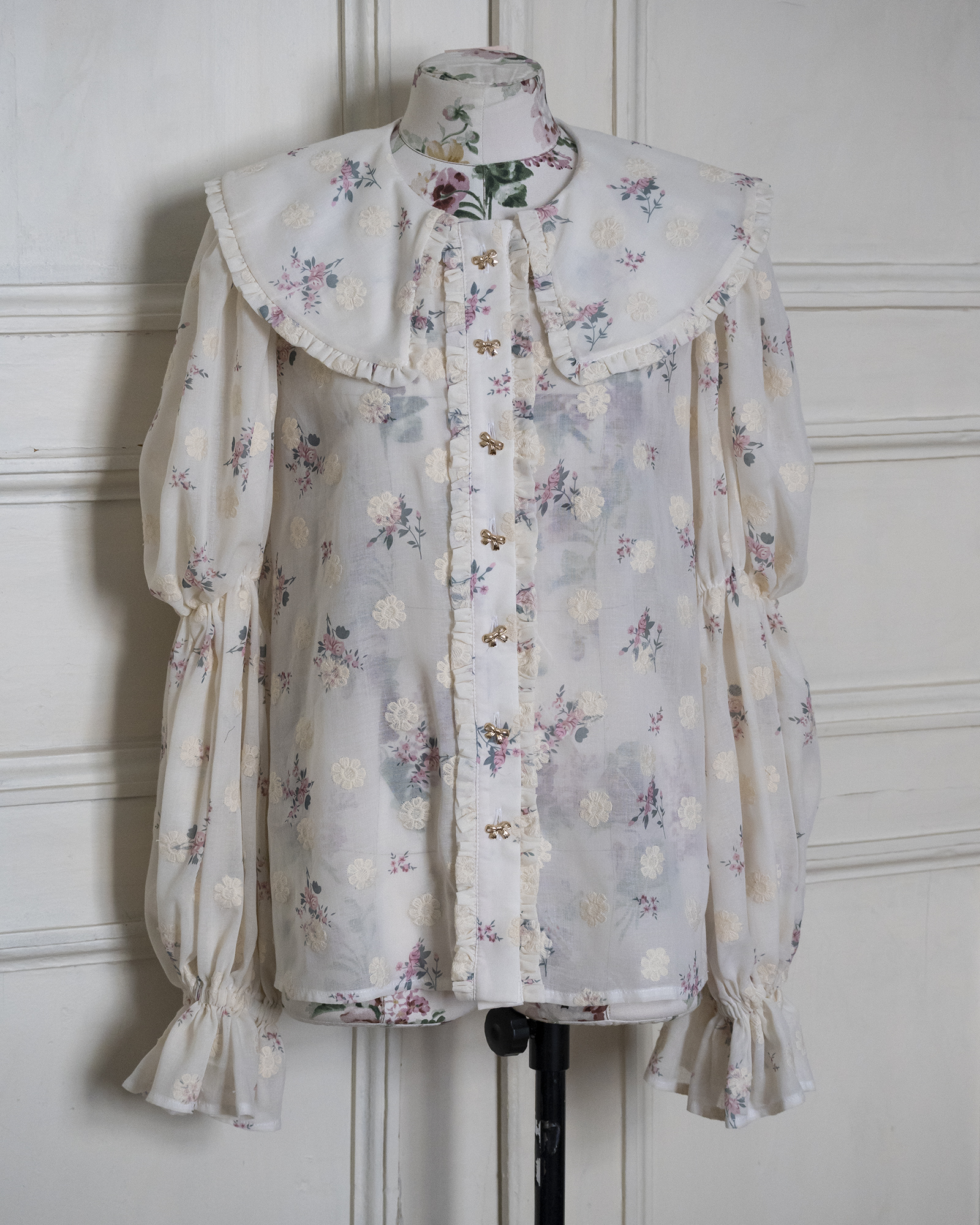 フローラルプリントとアイボリー刺繍コットンで作られたパフィースリーブとフラットカラーでフィットブラウスをロース