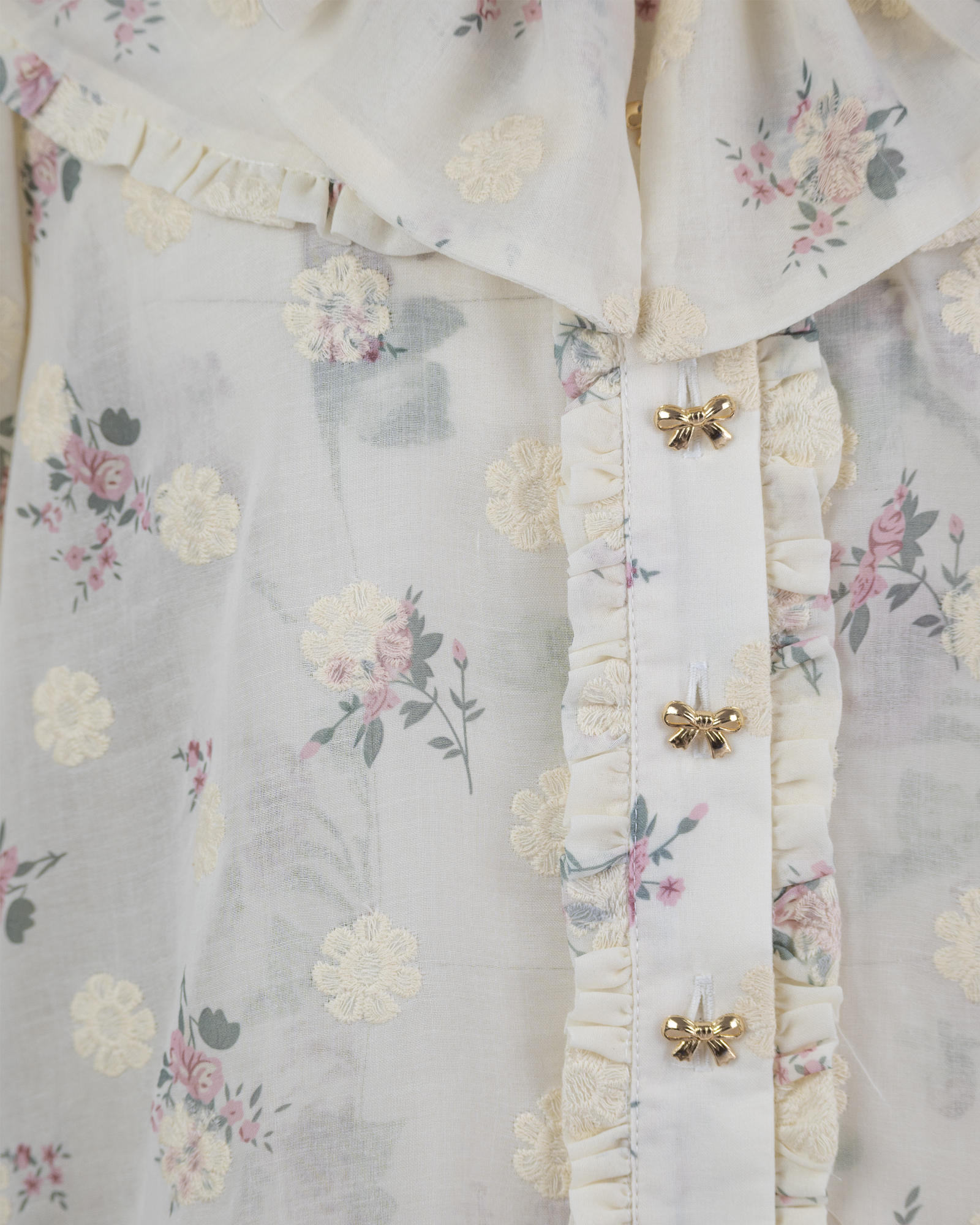 クリーム刺繍花ブラウス