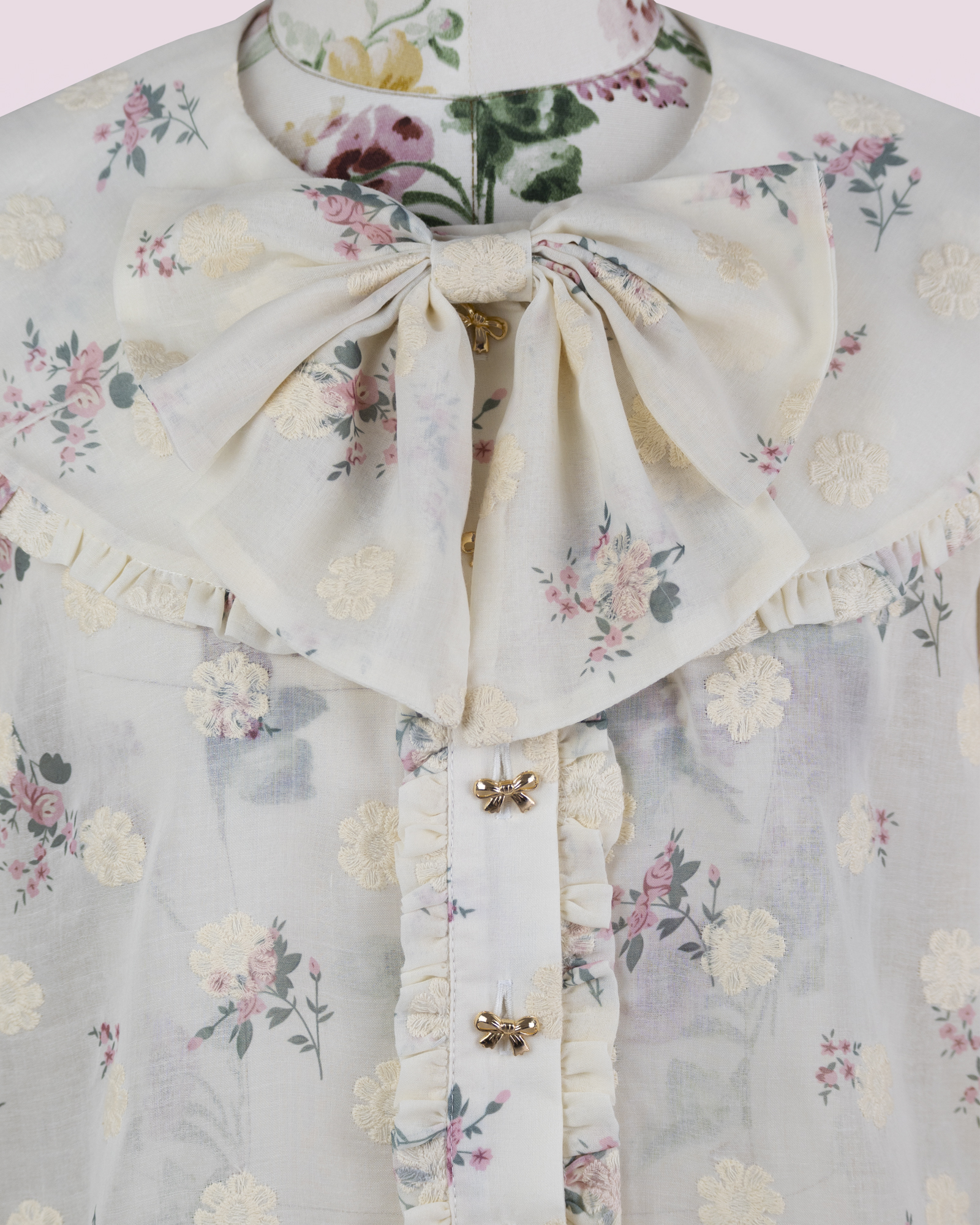 クリーム刺繍花ブラウス