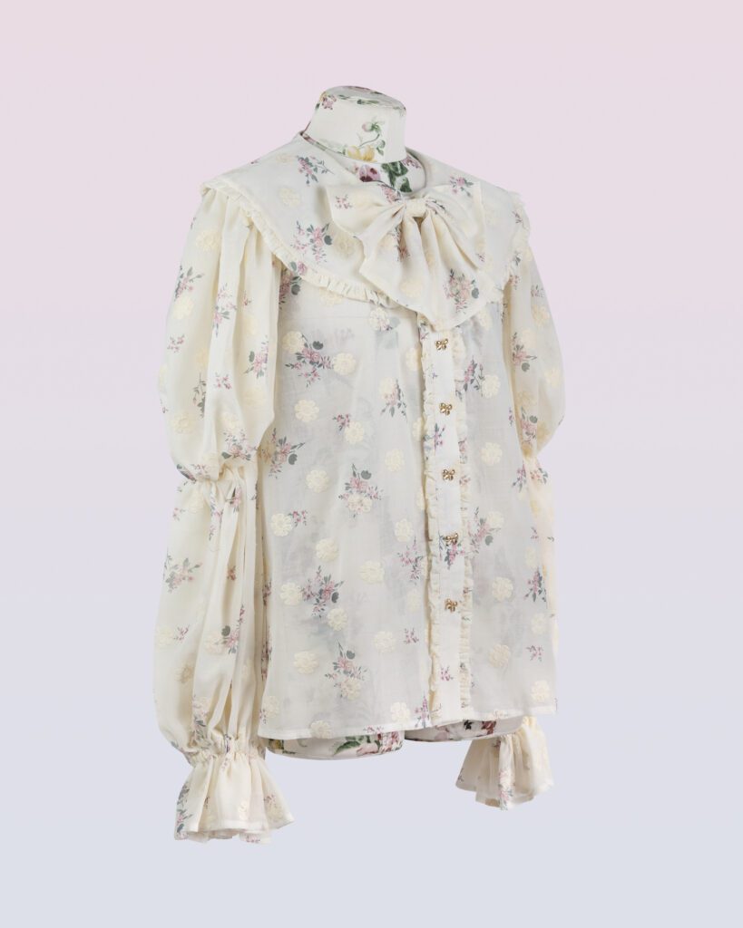 クリーム刺繍花ブラウス