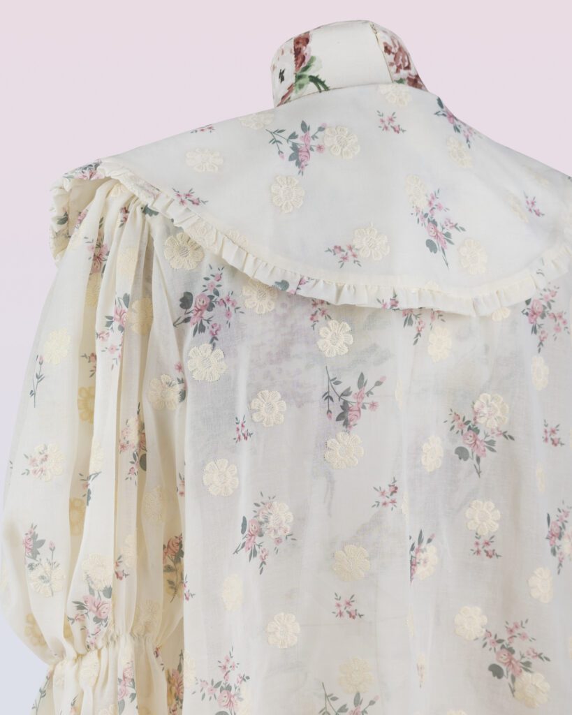 クリーム刺繍花ブラウス