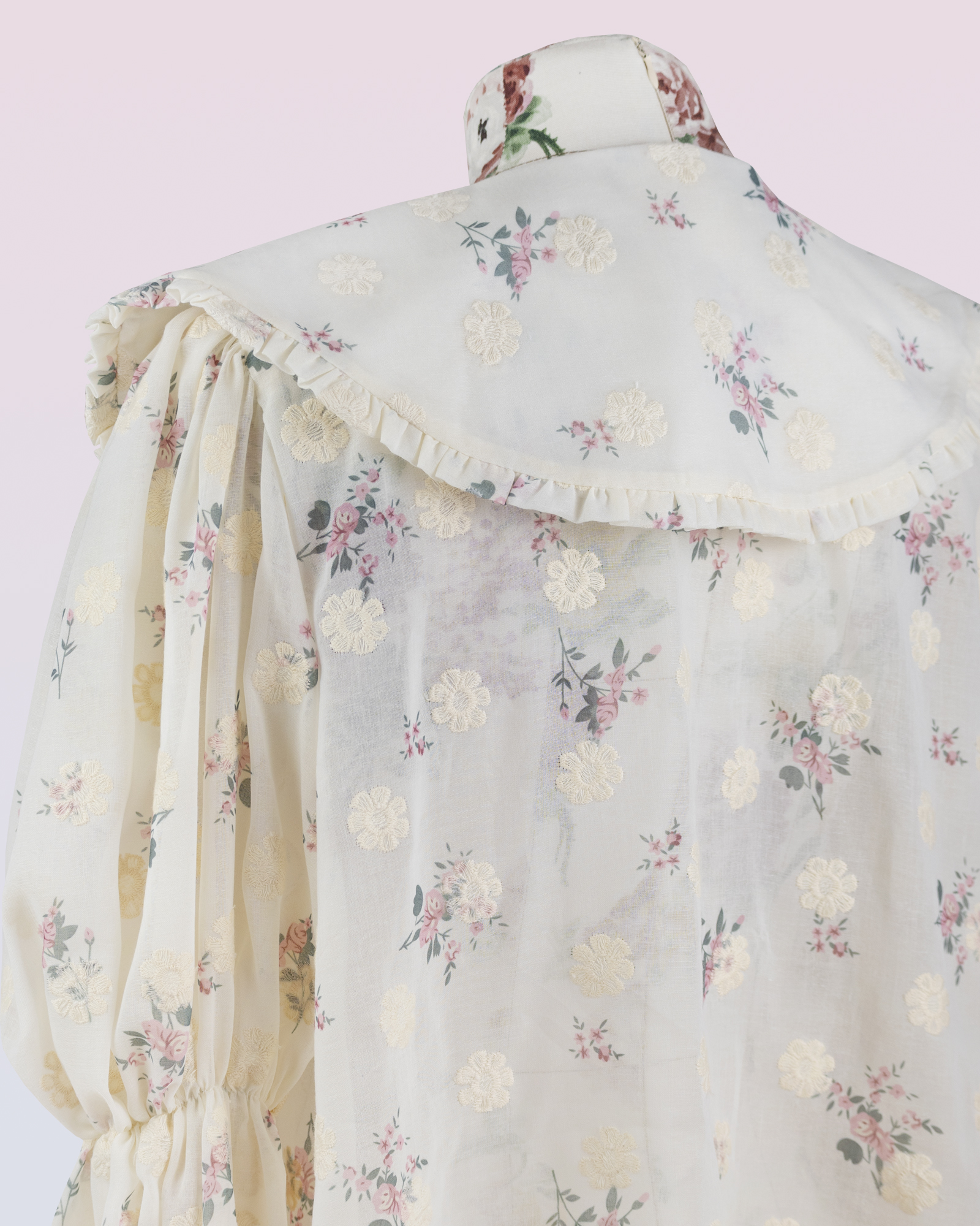 クリーム刺繍花ブラウス