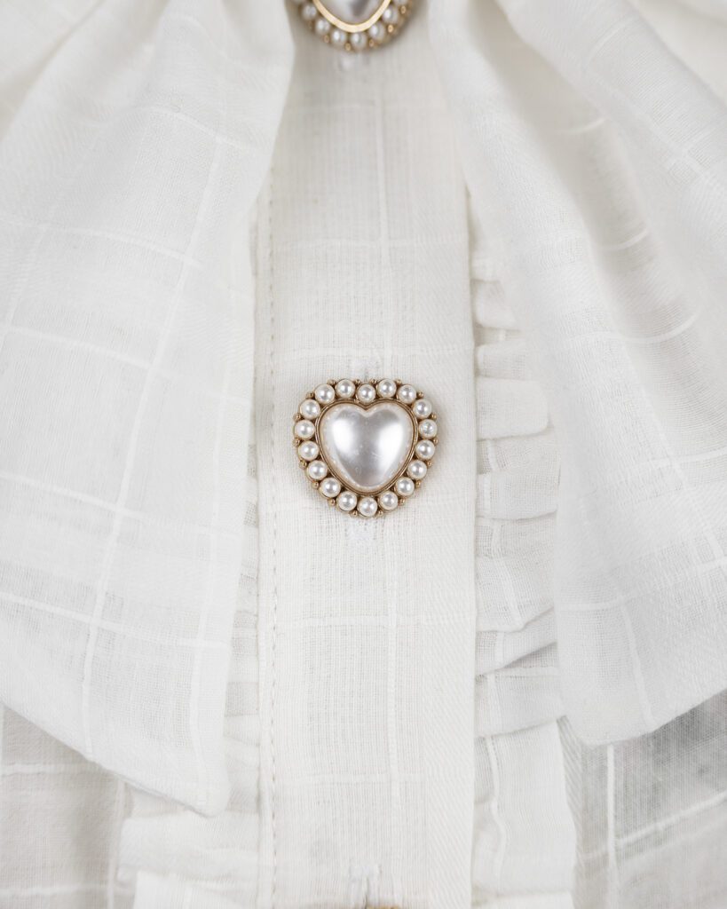 オフホワイトコットンタータンブラウス