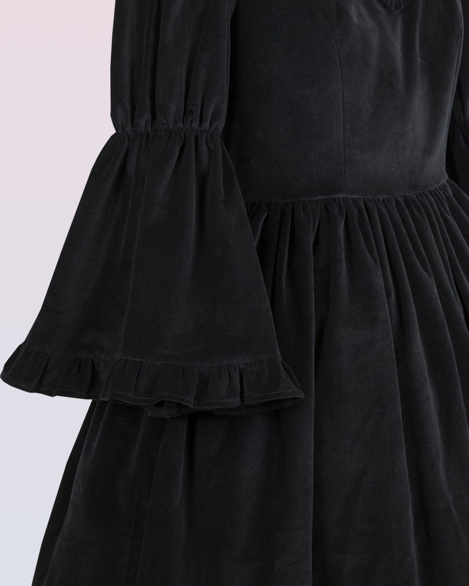 ベルベットハートカットアウトのワンピースドレス