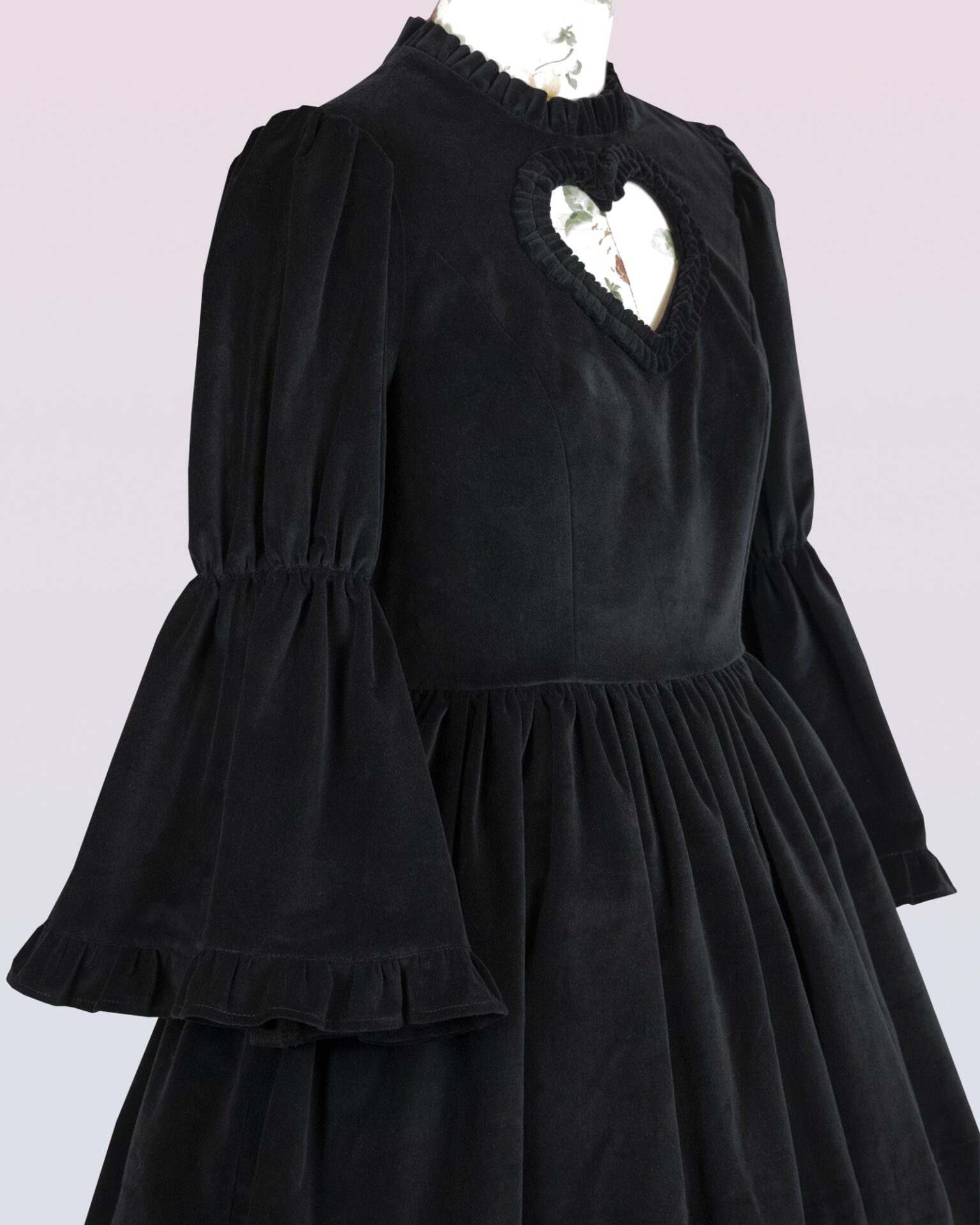 ベルベットハートカットアウトのワンピースドレス