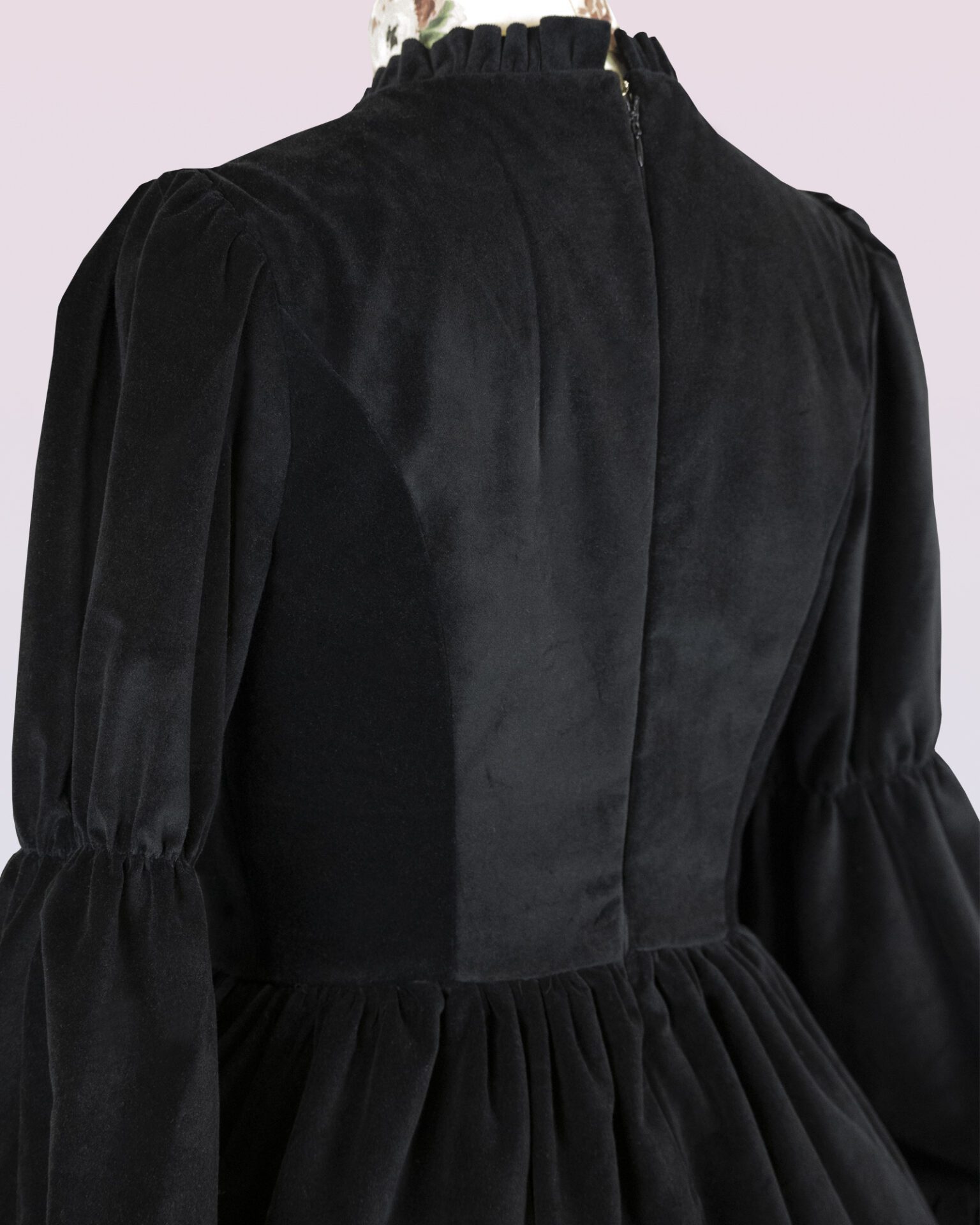 ベルベットハートカットアウトのワンピースドレス