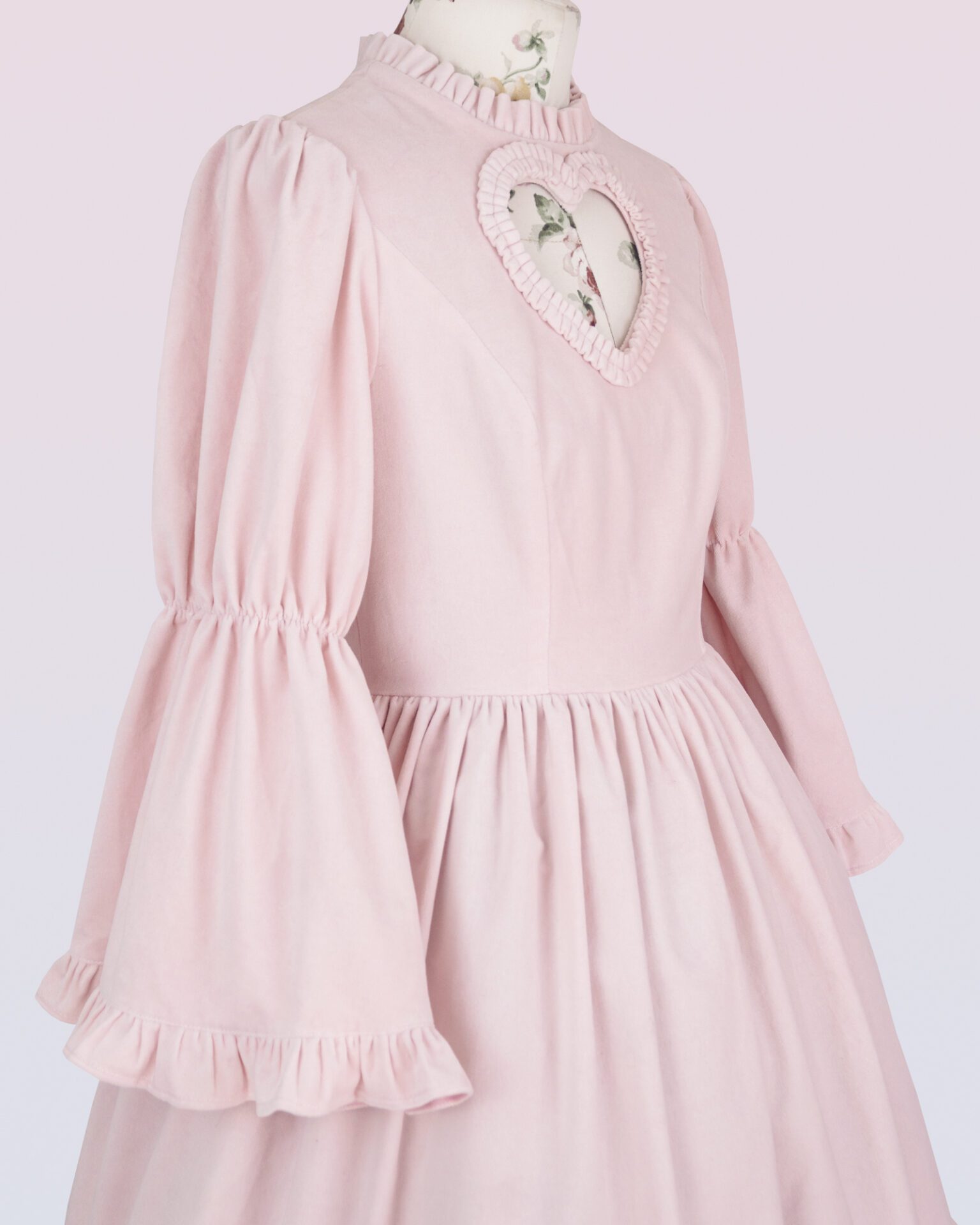 ベルベットハートカットアウトのワンピースドレス