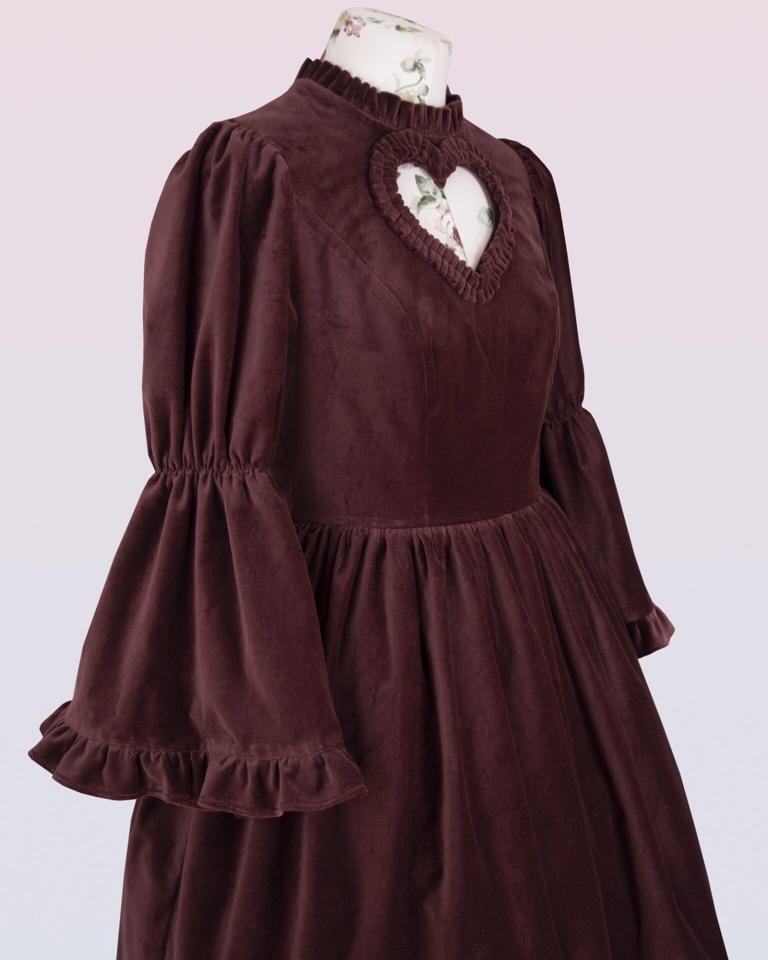 ベルベットハートカットアウトのワンピースドレス