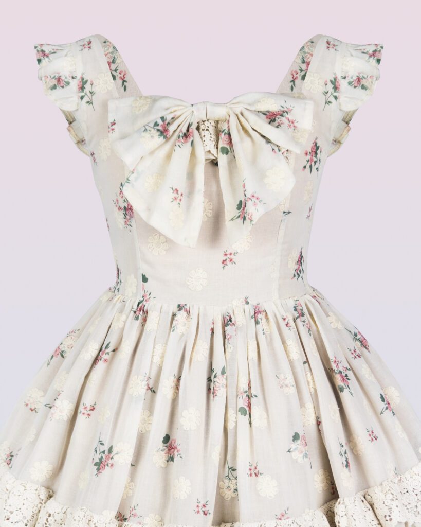クリーム刺繍フローラルピナフォアドレス