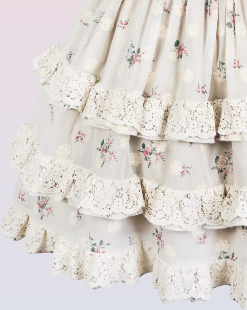 クリーム刺繍フローラルピナフォアドレス