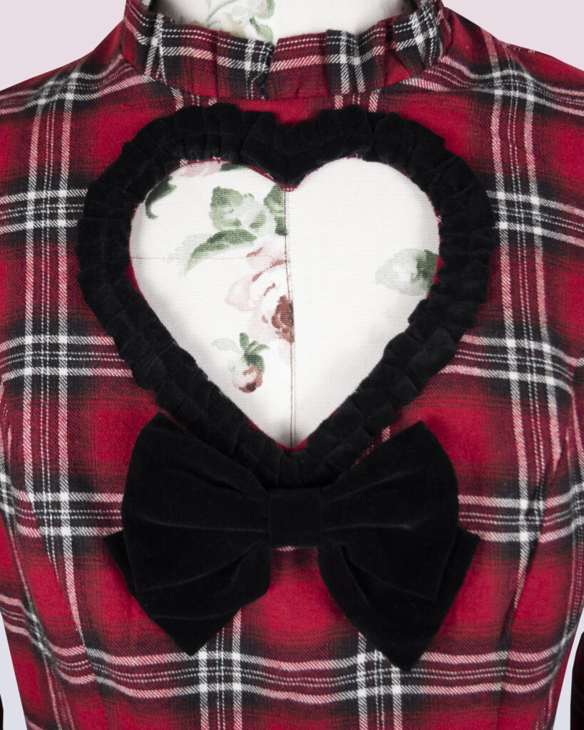 長い袖が付いている綿の縞の服