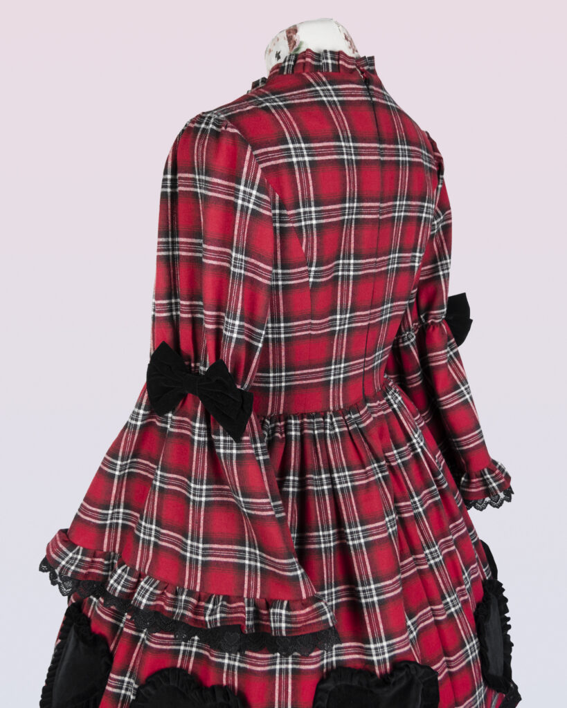 長い袖が付いている綿の縞の服