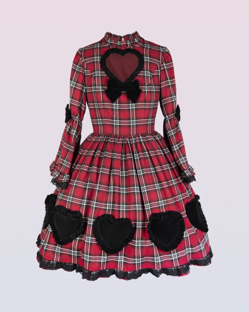 長い袖が付いている綿の縞の服