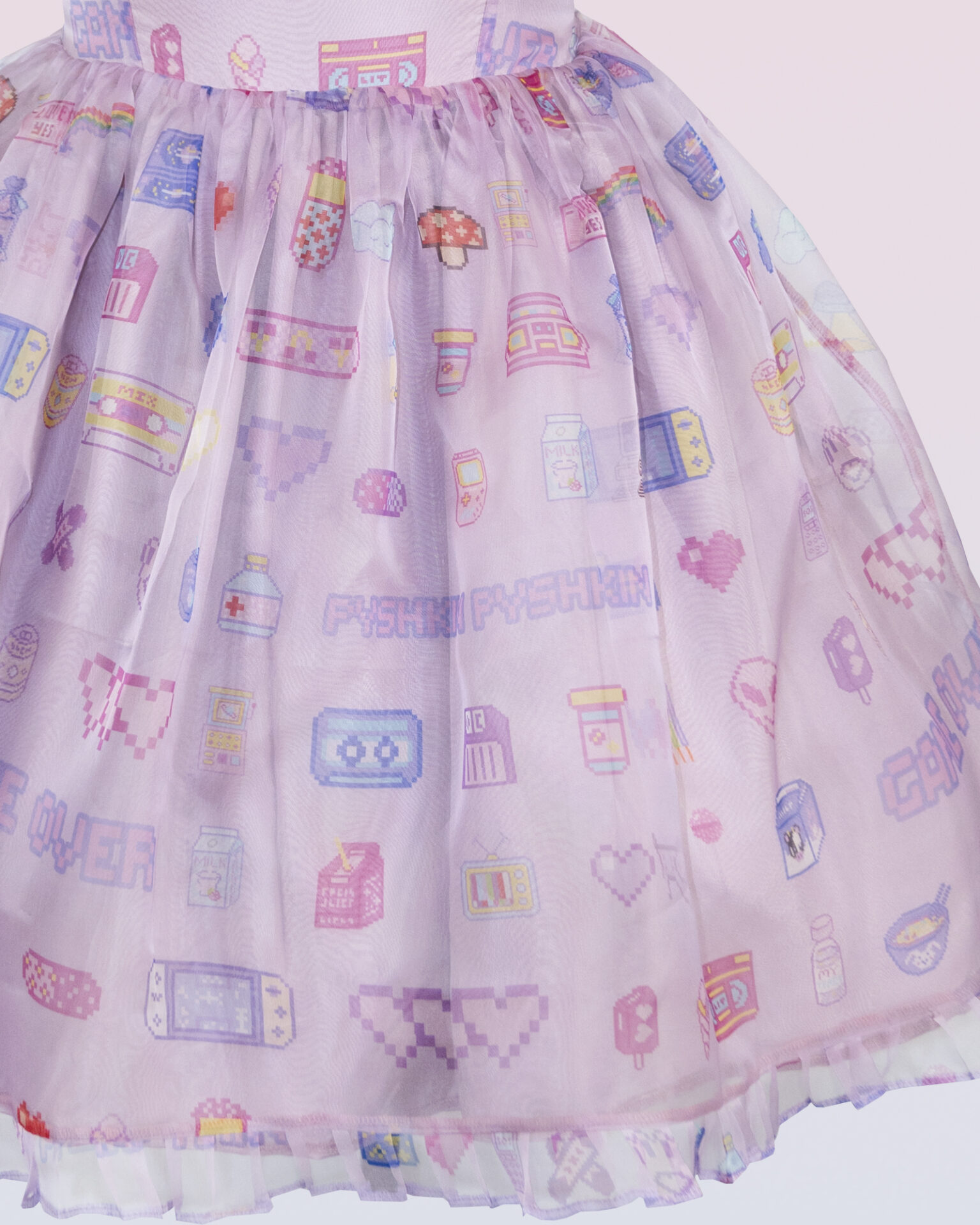 ノスタルジックプリントの100%シルクドレス