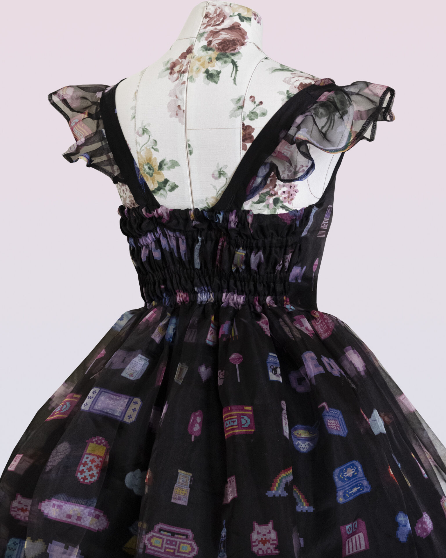 ノスタルジックプリントの100%シルクドレス