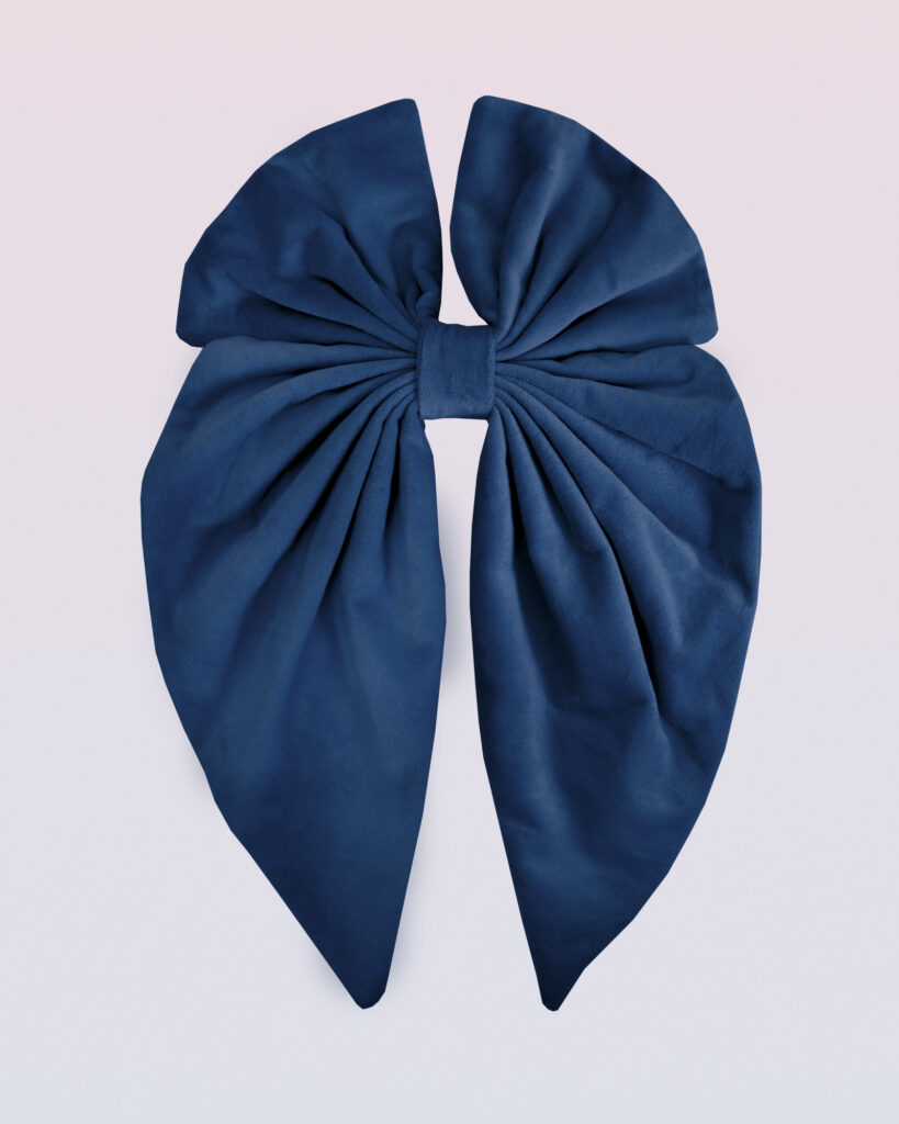 綿のビロードから成っている弓。 ピンとヘアクリップで取り付け、ブローチやヘッドドレスとして使用できます。